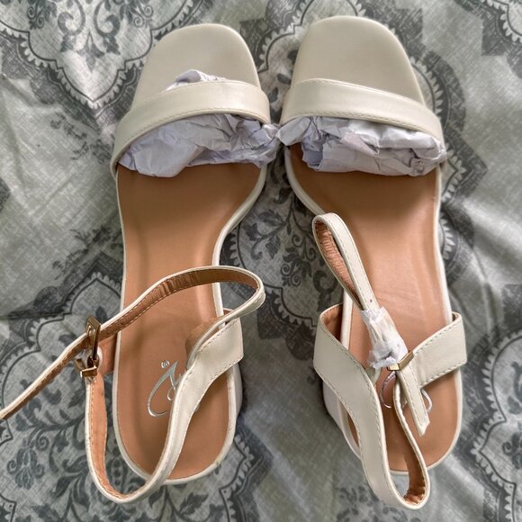 NWT Windsor Cream block heels, Size 10 - Picture 1 of 6